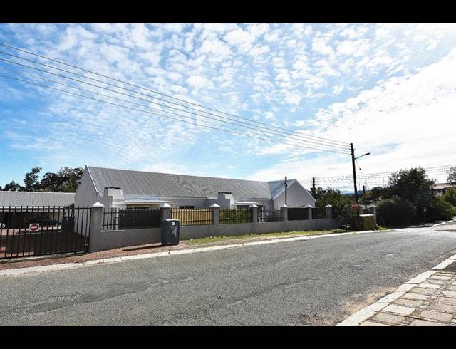 2 BEDROOM TOWNHOUSE FOR SALE IN OUDTSHOORN CENTRAL